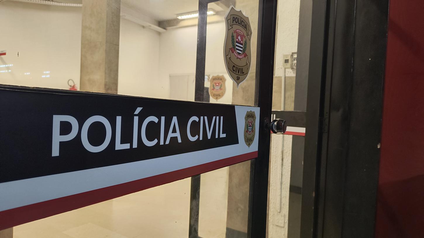 Mulher é seguida e assaltada ao sair da igreja; bandidos levaram veículo