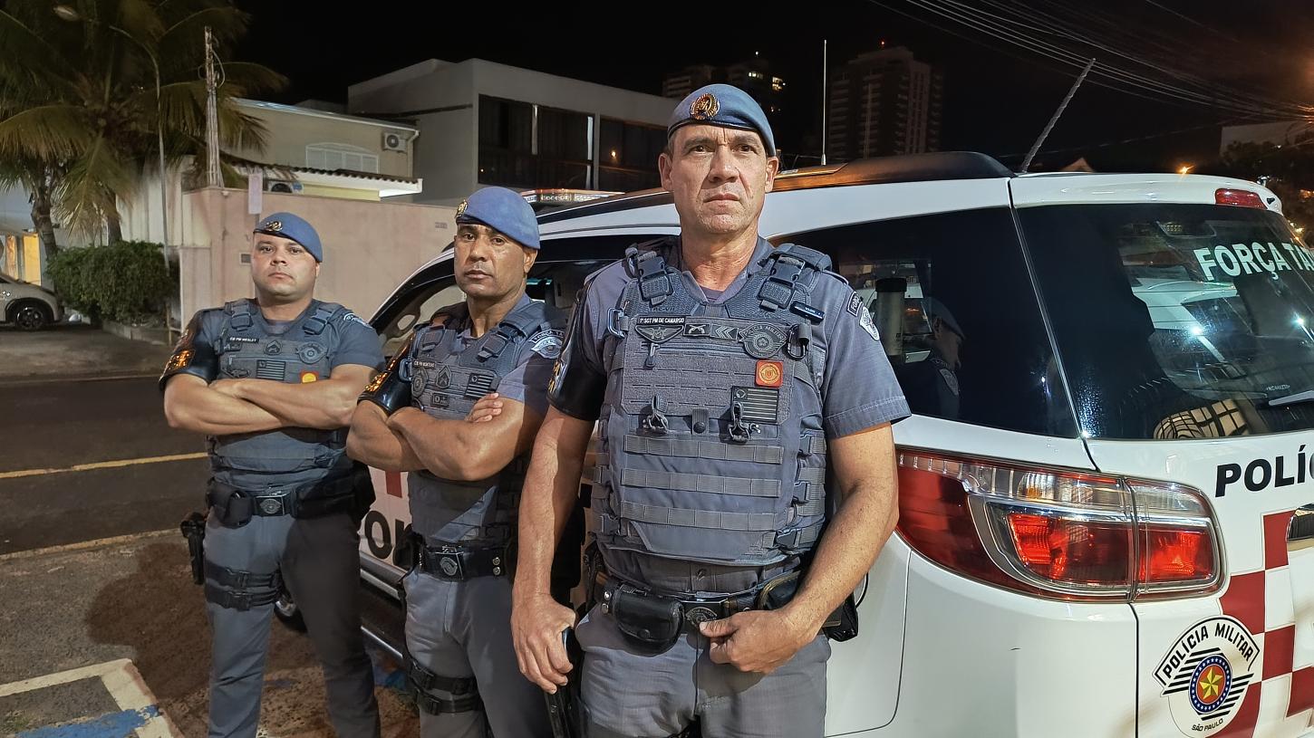 Força Tática prende dois traficantes na praça da Vila Santa Luzia