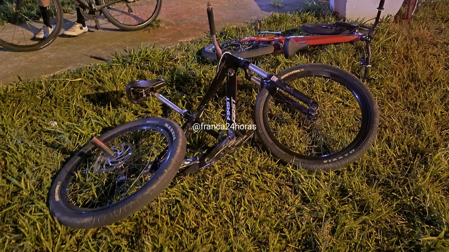 Acidente entre moto e bicicleta deixa duas pessoas em estado grave