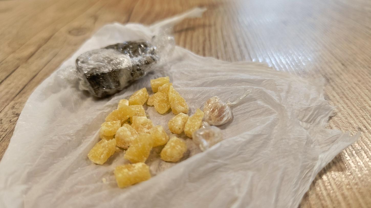 Policiais flagram dois homens com drogas na avenida Mário de Andrade