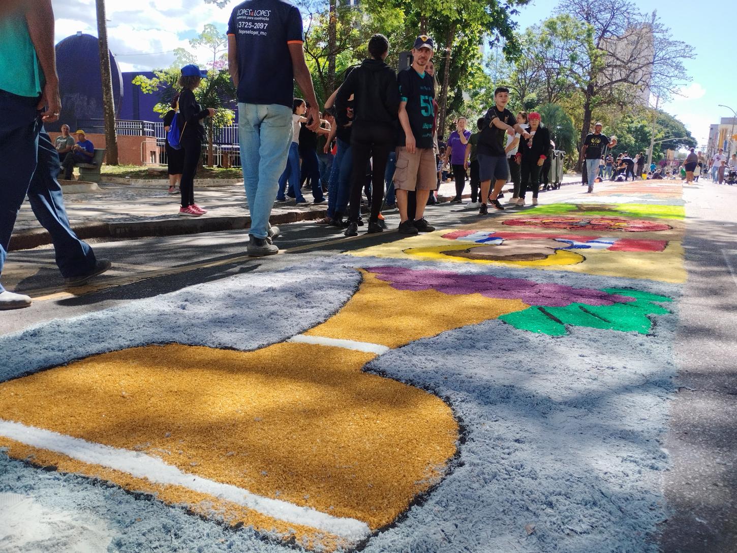 Fiéis lotam a praça central durante confecção de tapetes e missa
