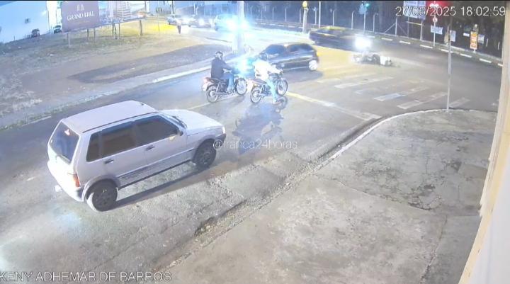 Tatuadora fica ferida após colisão e espera mais de duas horas por socorro