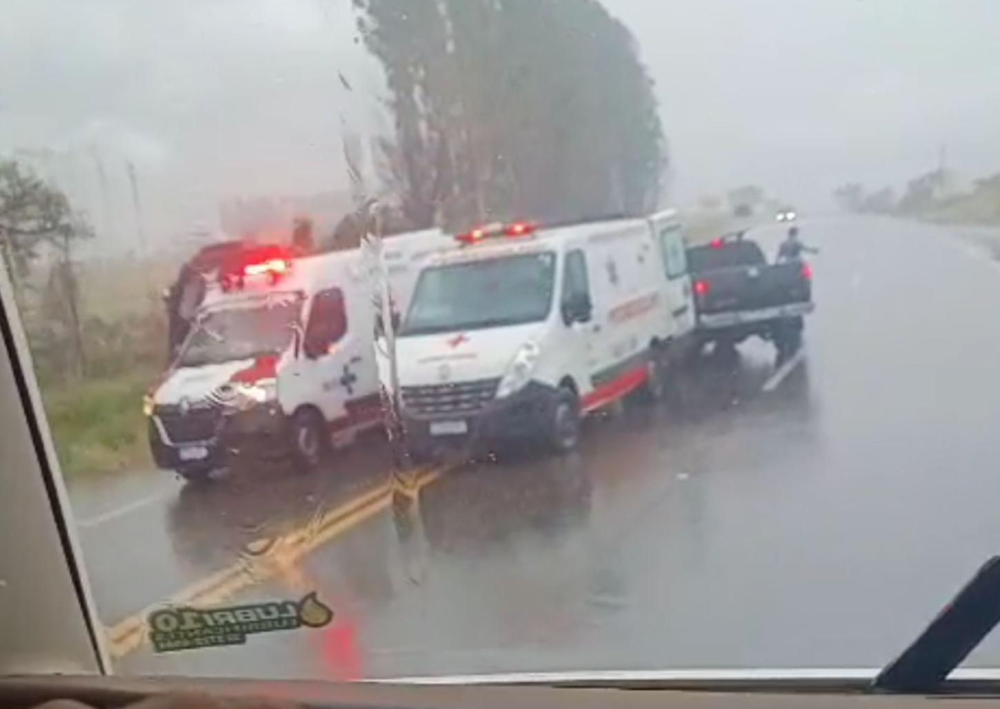 Caminhonete bate em caminhão na rodovia Cândido Portinari