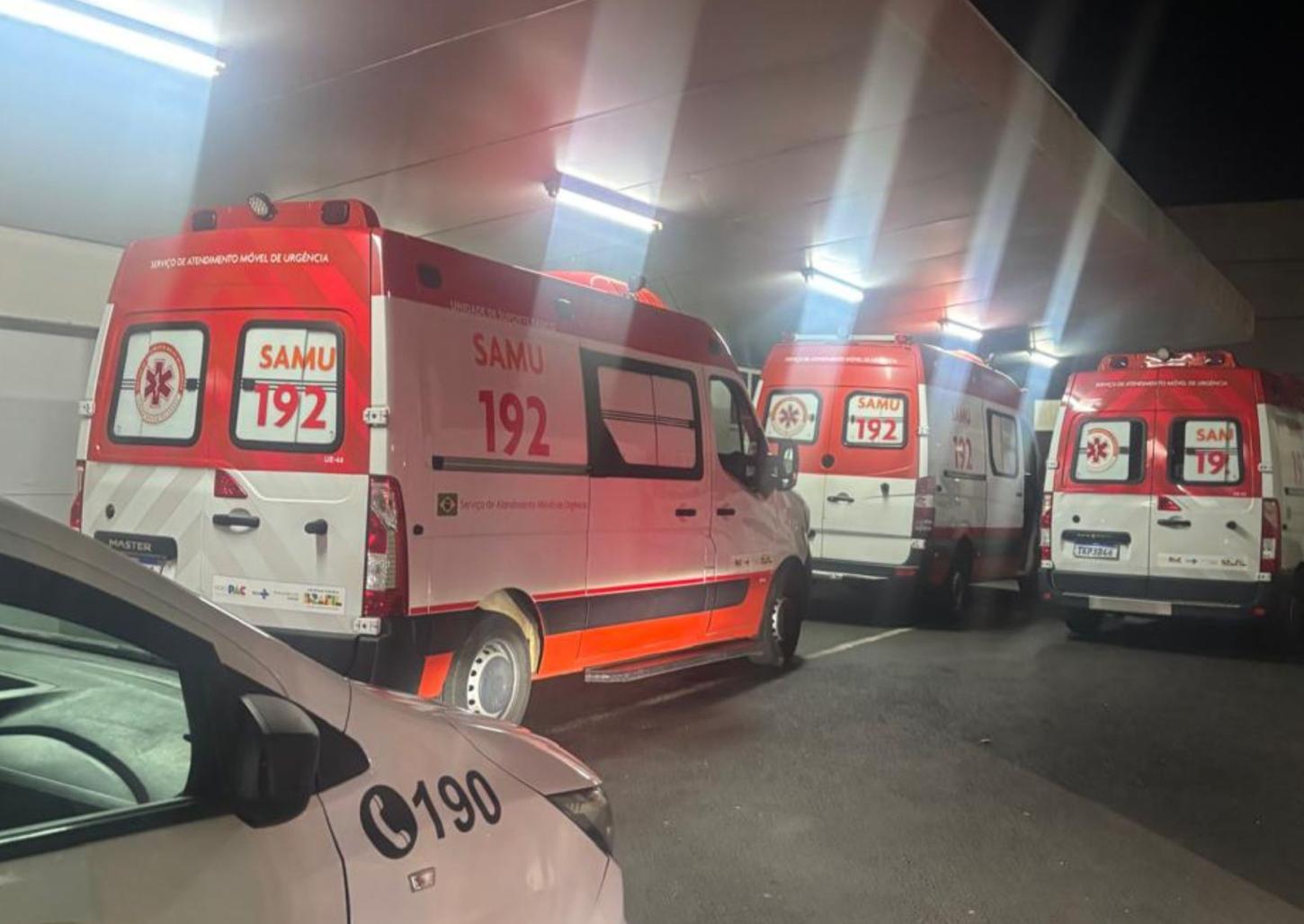 Sem leitos, viaturas do Samu ficam paradas com pacientes dentro
