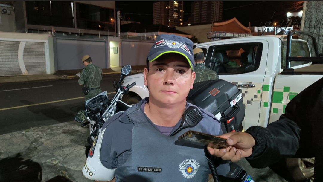 Homem aparentemente embriagado e sem CNH bate em carro estacionado