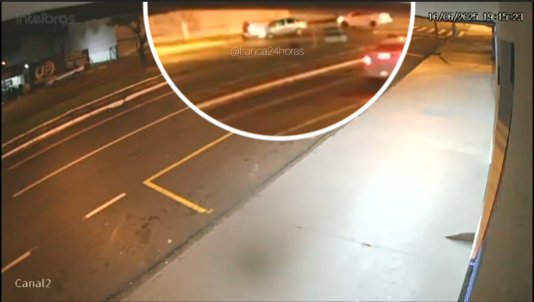 Motorista faz conversão proibida em avenida e atinge motociclista