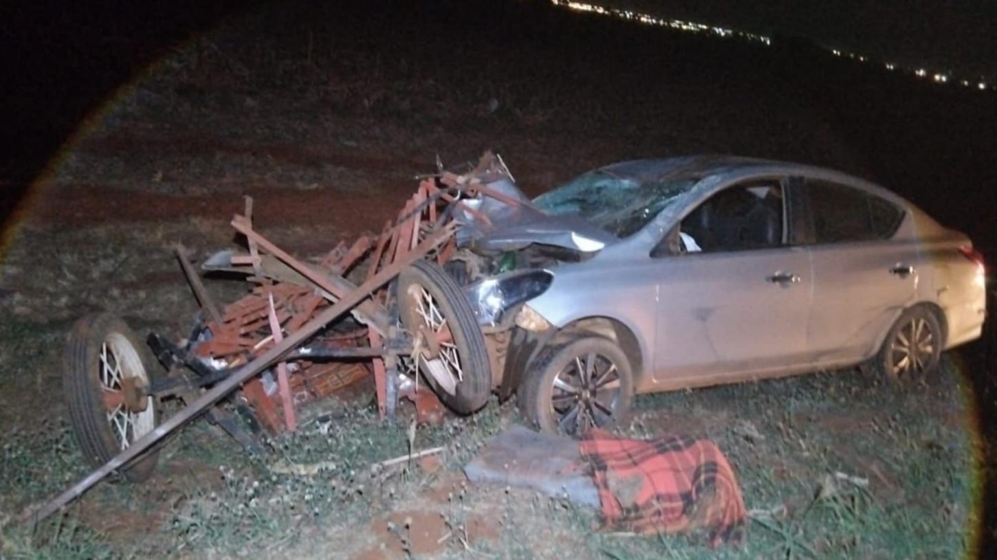 Acidente entre carro e carroça deixa dois feridos na região