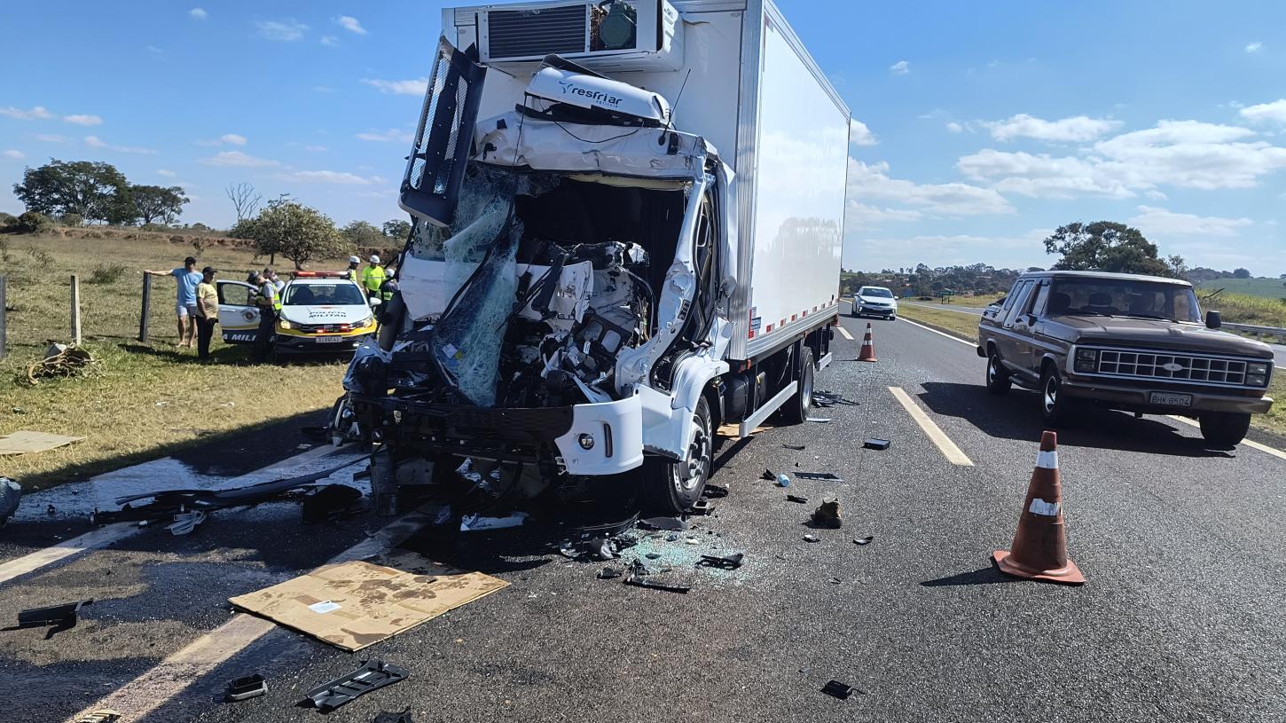 Acidente na rodovia Ronan Rocha deixa motorista com ferimentos graves