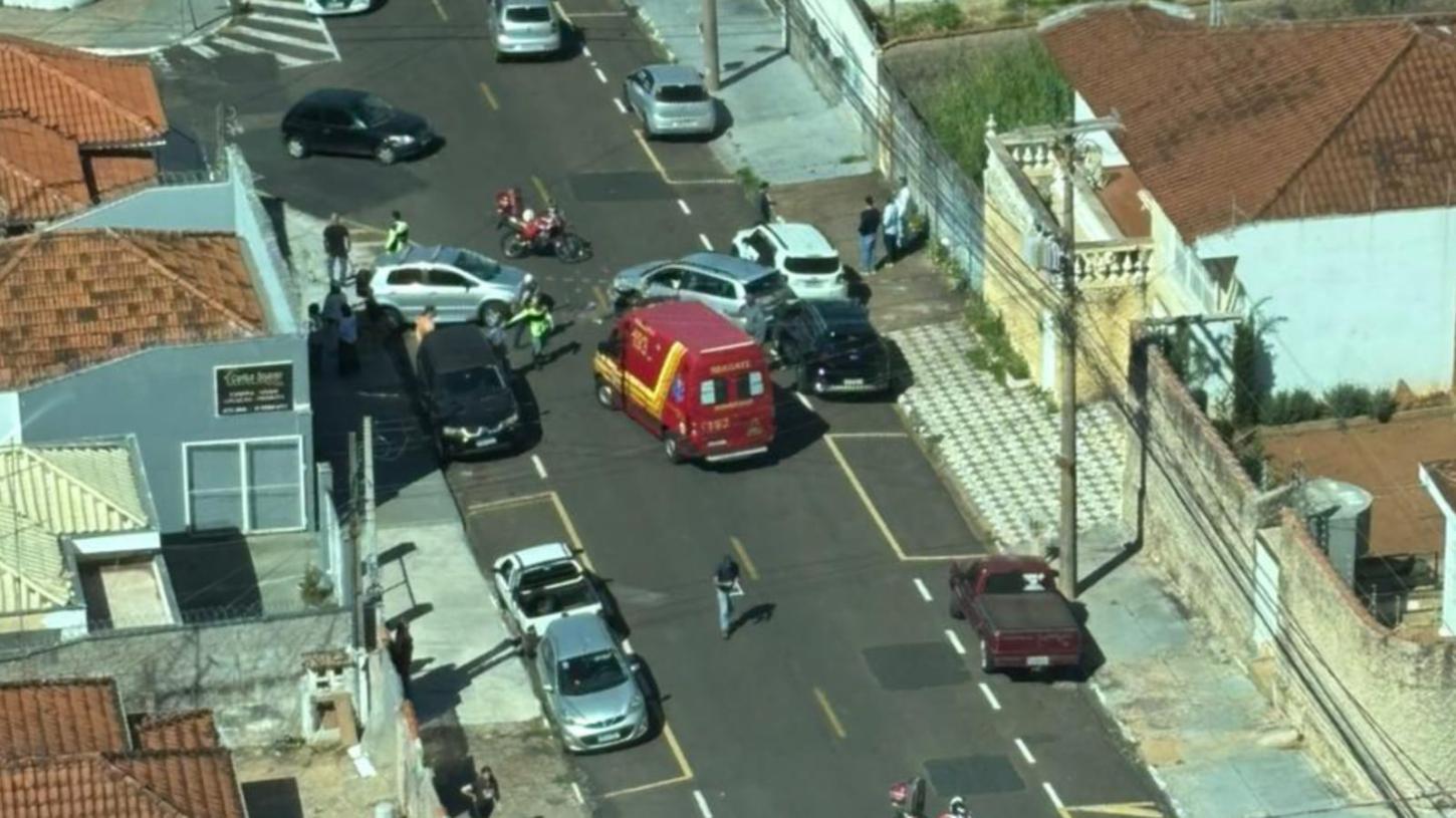 Acidente no bairro São José deixa via interditada
