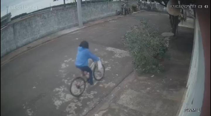 Após pedir copo de água, mulher invade casa de idoso e furta R$ 6,6 mil