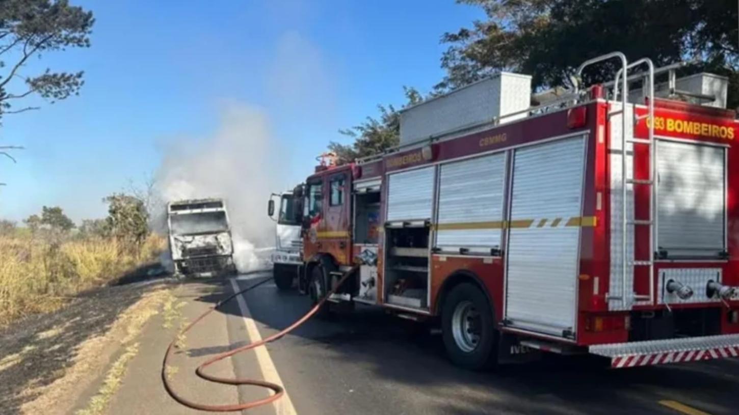 Bitrem carregado com adubo pega fogo em rodovia de Sacramento