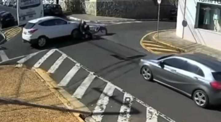 Câmera flagra acidente entre carro e moto no Centro de Franca
