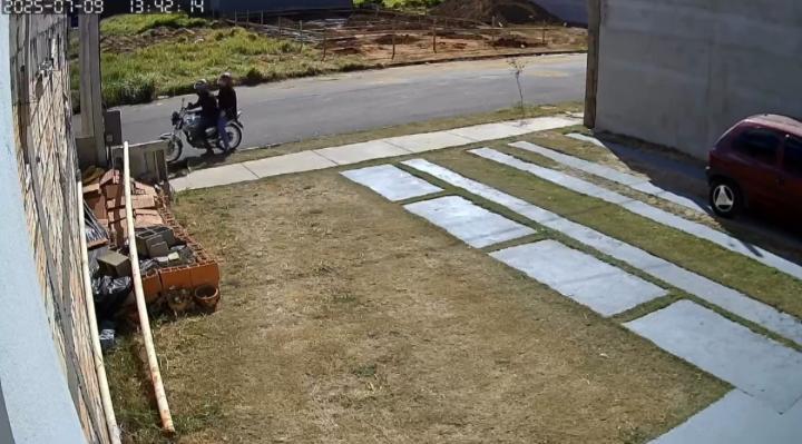 Câmera flagra cão sendo abandonado em rua do Parque dos Coqueiros