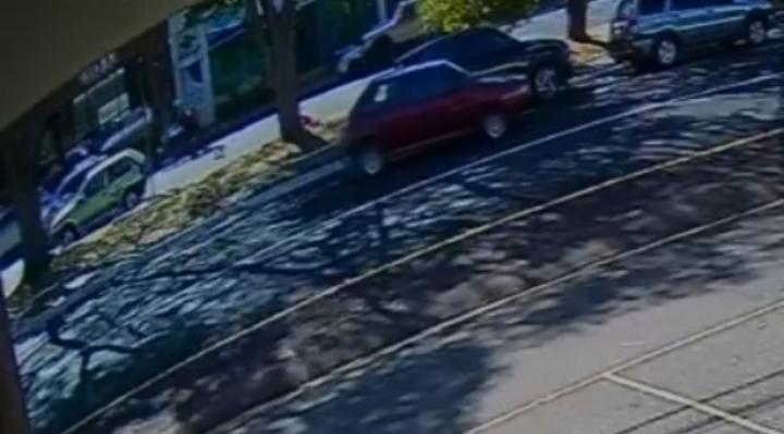 Câmera flagra ladrão furtando veículo na avenida Major Nicácio