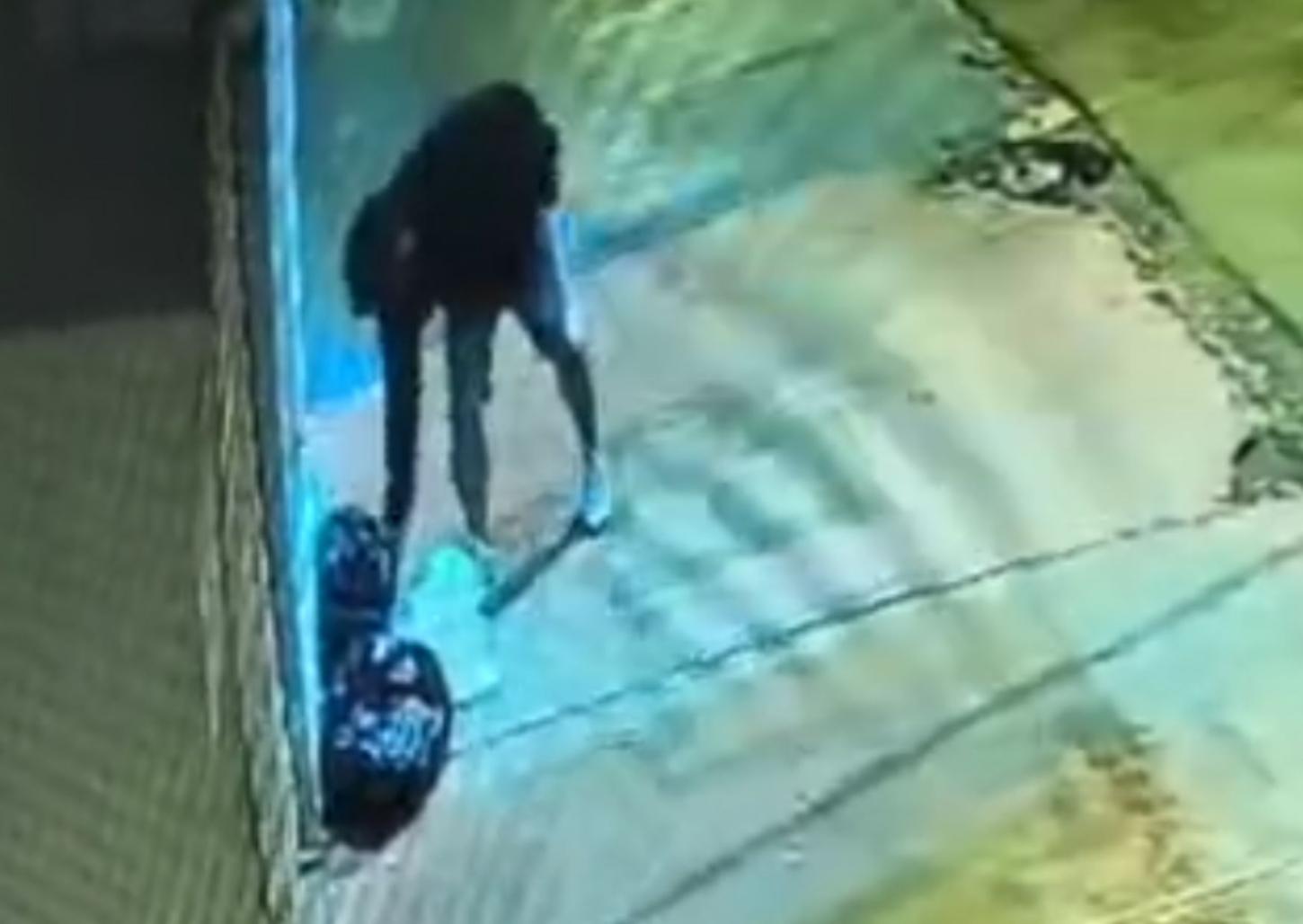 Câmera flagra homem causando incêndio em loja no Brasilândia