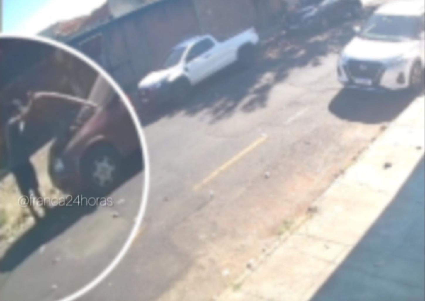 Câmera flagra homem furtando bateria de carro no Planalto