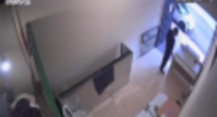 Câmera flagra homem furtando celular em ponto de coleta