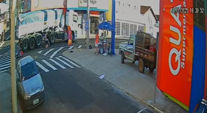 Câmera flagra motociclista quase sendo esmagado por caminhão