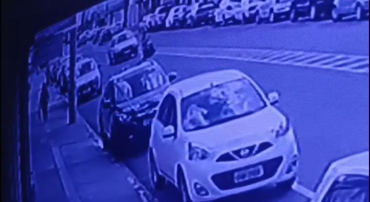 Câmera registra homem sendo atropelado na avenida Brasil