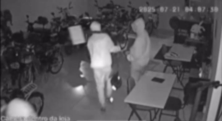Câmeras flagram bandidos furtando loja de bicicletas na avenida Brasil