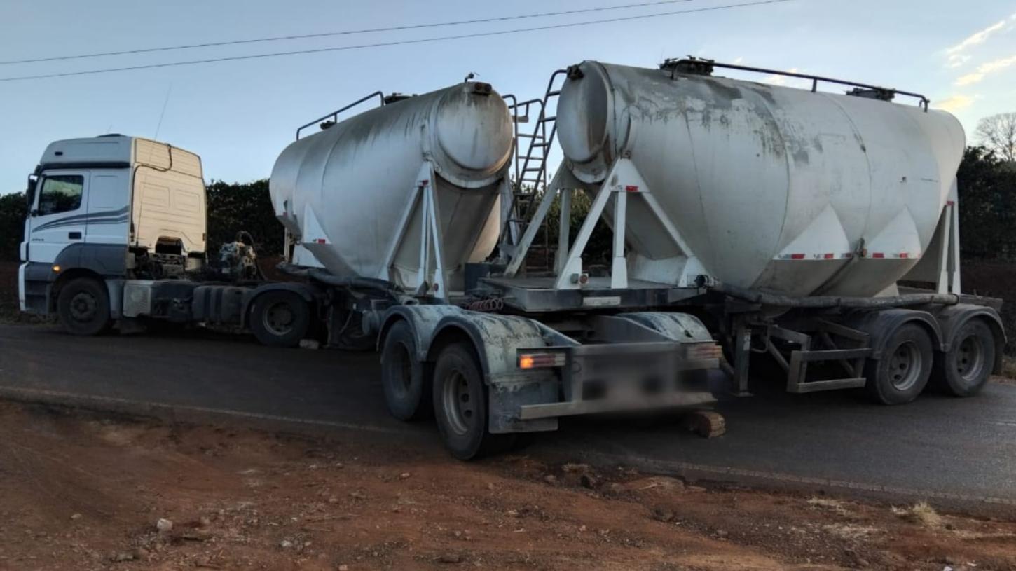 Caminhão trava em subida e interdita rodovia em Ribeirão Corrente