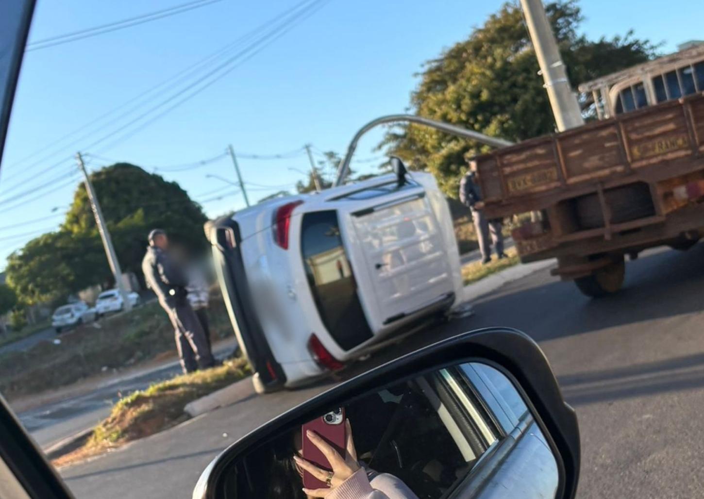 Carro bate em poste de semáforo e tomba próximo a UPA do Anita