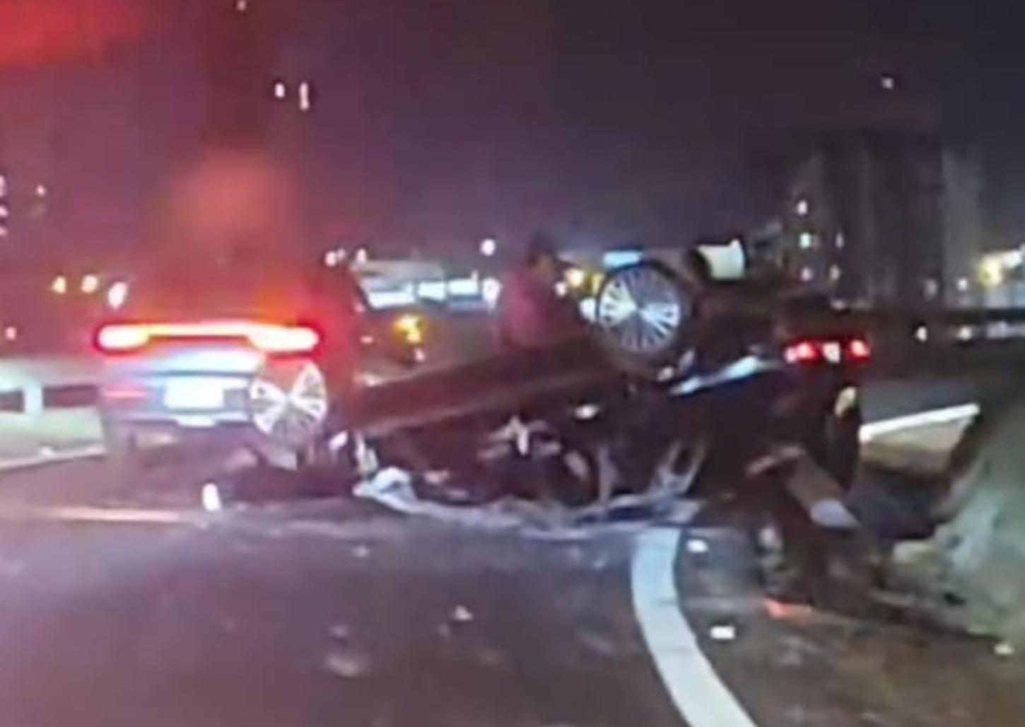 Carro capota em alça de acesso da rodovia Engenheiro Ronan Rocha