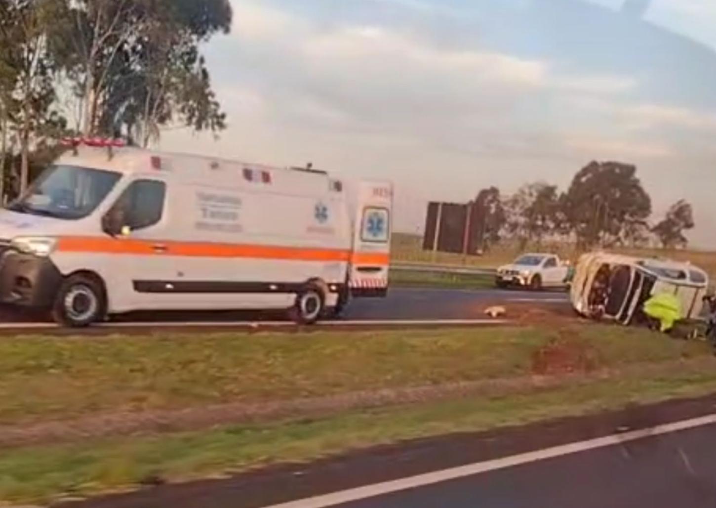 Carro capota na rodovia Engenheiro Ronan Rocha
