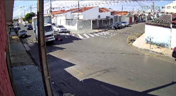 Colisão entre caminhão e bicicleta deixa mulher ferida