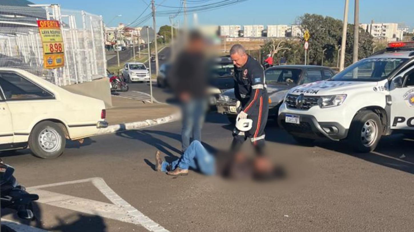 Colisão em rotatória deixa mototaxista e passageira feridos