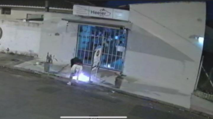 Dupla incendeia fachada de loja de brinquedos no Jardim Noêmia