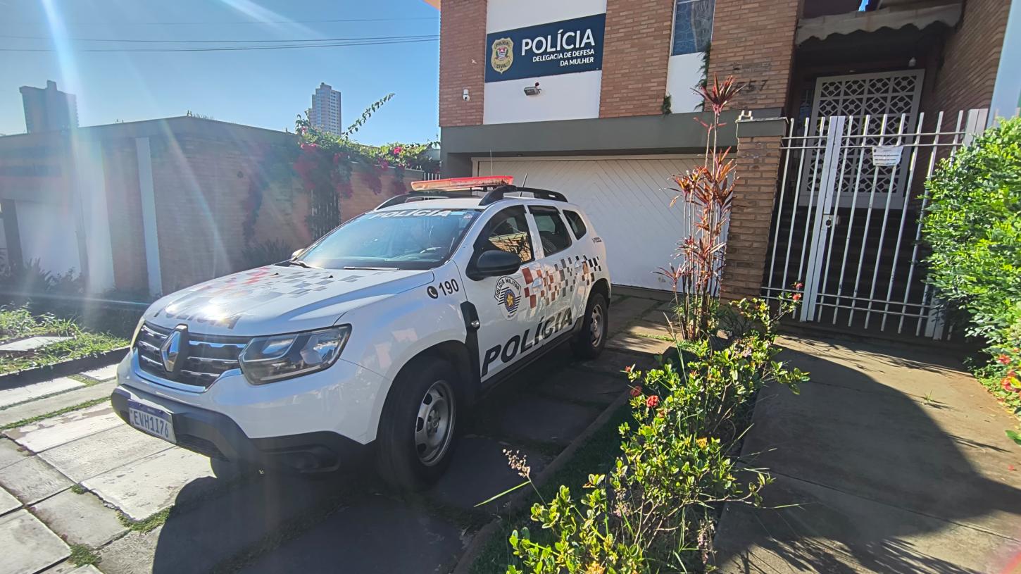 Homem vai parar na DDM após ser acusado de trancar mulher em casa