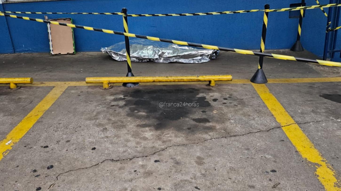 Homem morre em frente a varejão na avenida Reinaldo Chioca