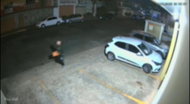 Homem quebra vidro de carro e furta bolsa com dinheiro e cartões