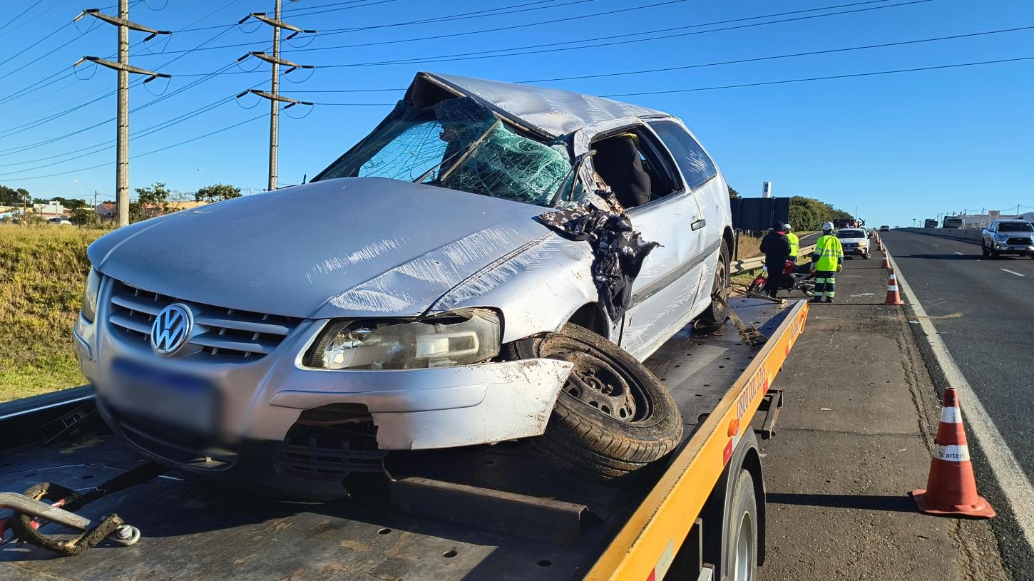 Mulher fica ferida após atropelar cavalo e capotar veículo