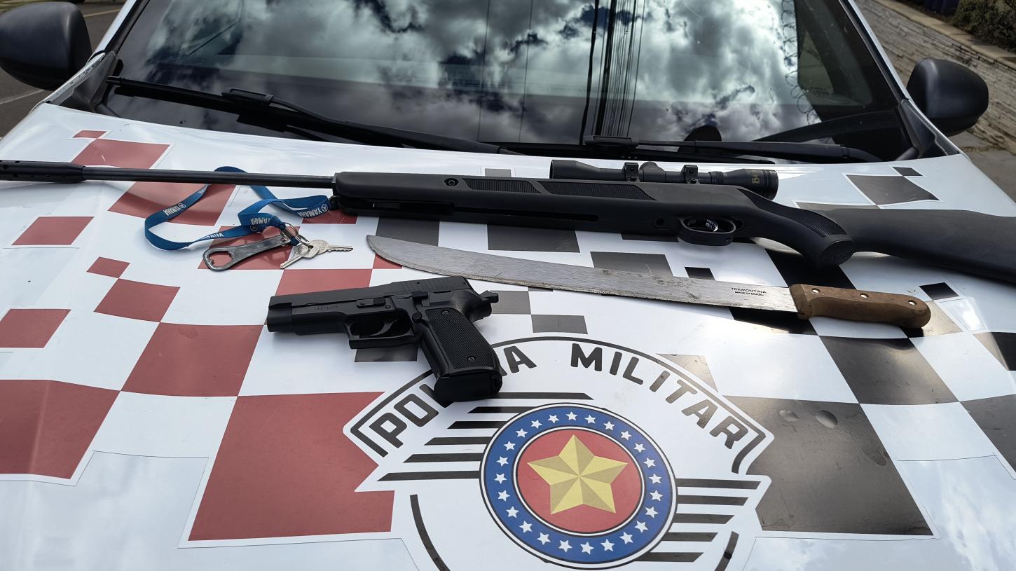 Homem agride mulher com facão e é preso por policiais militares