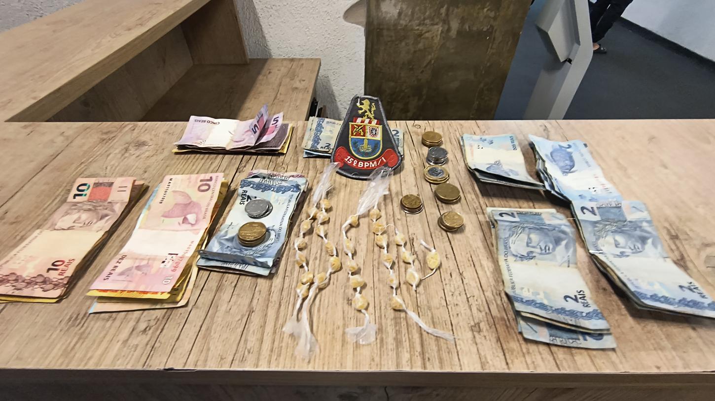 Dois homens são flagrados pela PM com drogas na Vila Santa Cruz