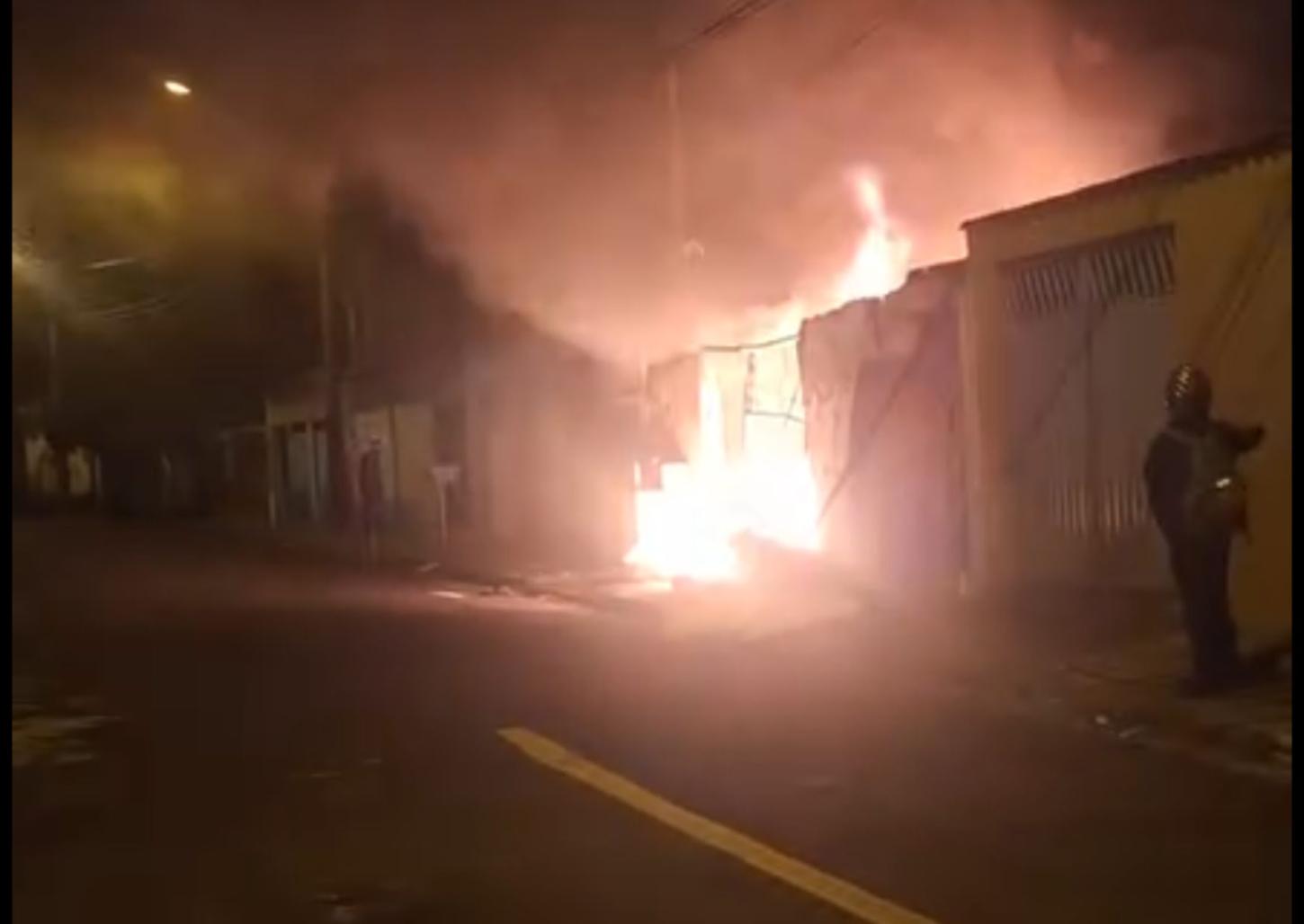 Incêndio atinge casa abandonada no Parque Vicente Leporace