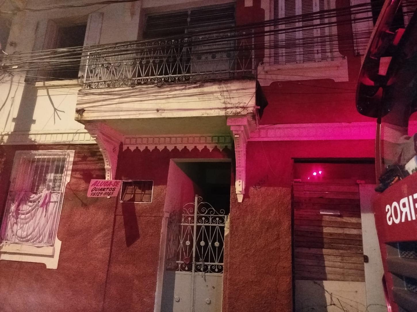 Incêndio causa interdição em pensão na rua General Osório