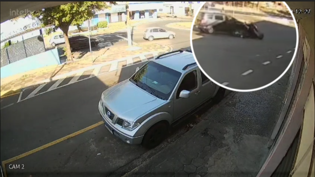 Motorista derruba e arrasta motociclista em rotatória