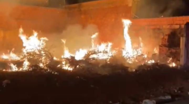 Policiais combatem incêndio em terreno e prendem autor
