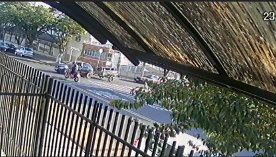 Motociclista passa direto em “pare” e atinge carro no Jardim Guanabara