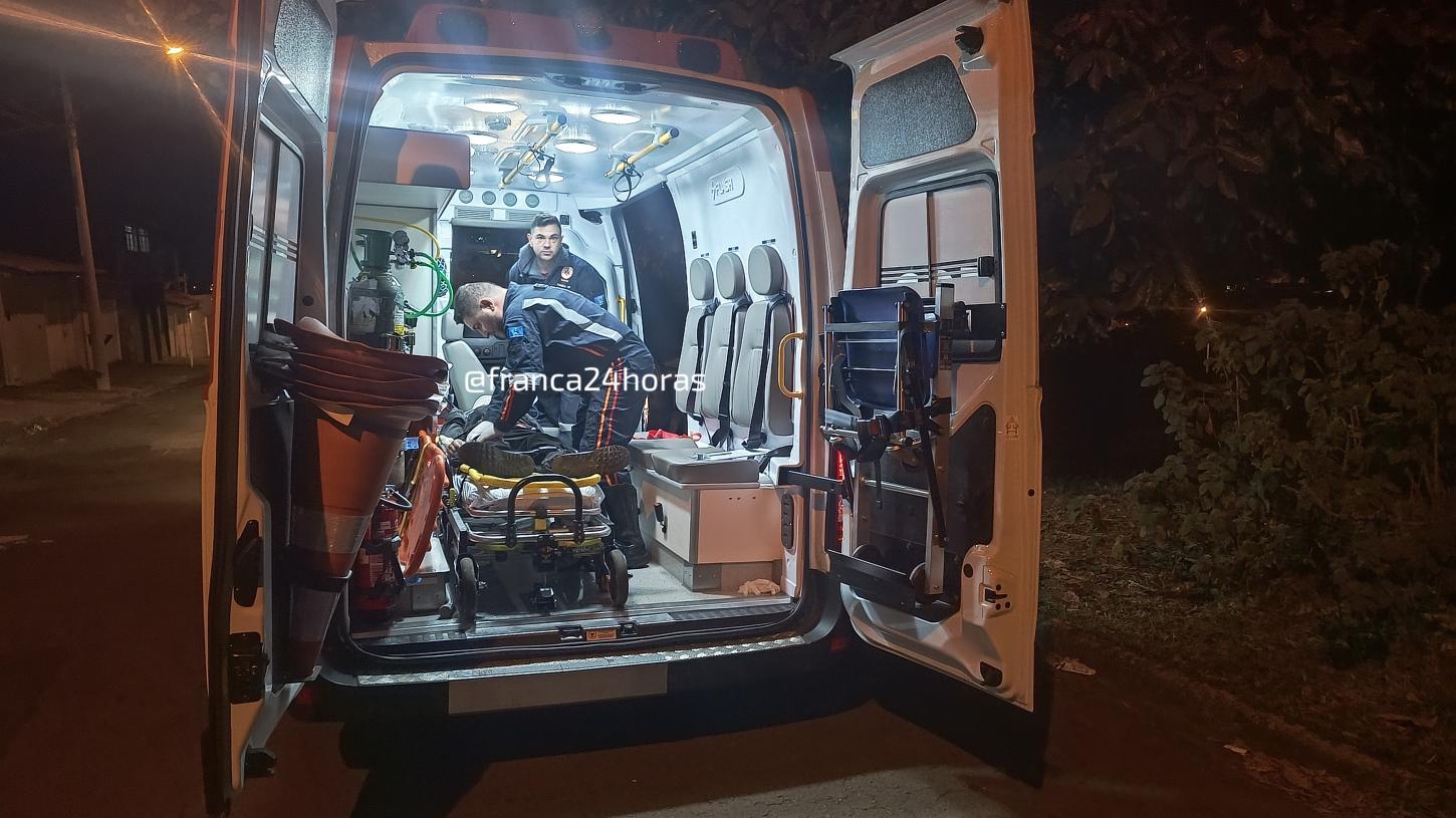 Ladrão furta carro, bate em árvore e fica em estado considerado grave