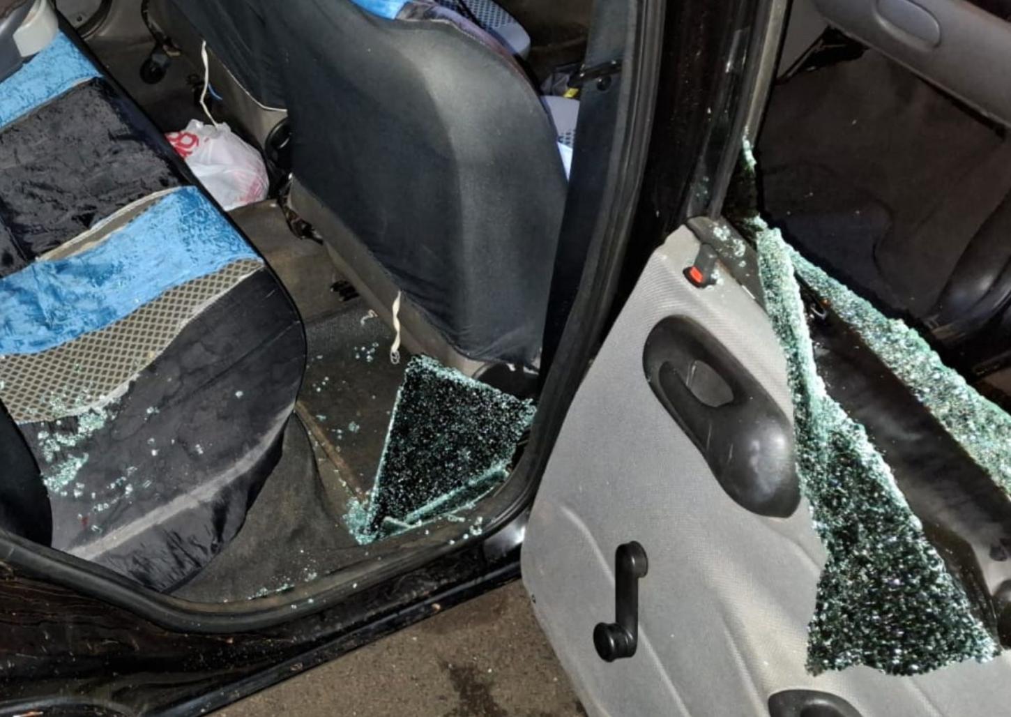 Ladrão quebra vidro de carro e furta mochila na Vila Teixeira