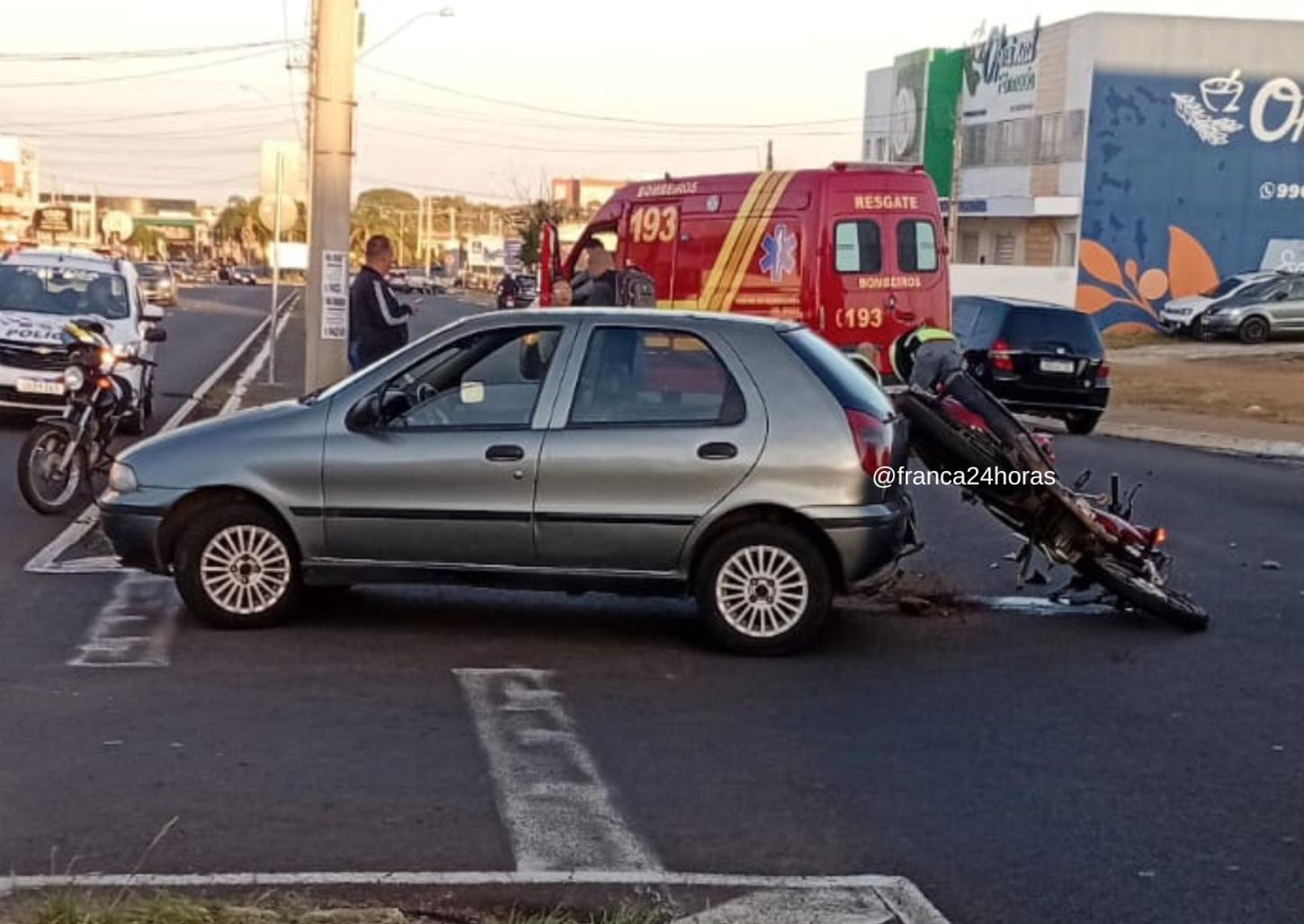 Motociclista bate na traseira de carro no Piratininga e fica ferida