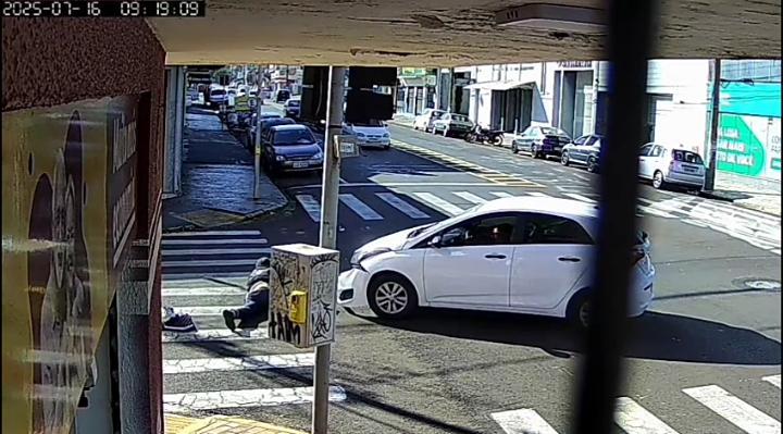 Motociclista fica ferido após ser atingido por carro na avenida Brasil