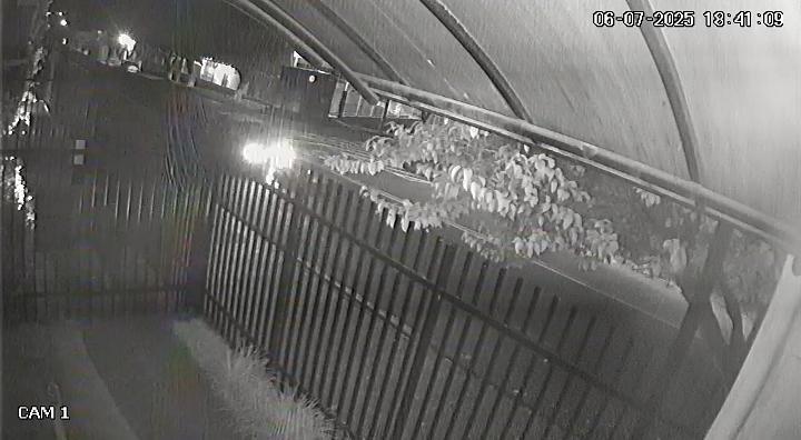 Homem fica ferido após ter moto arrastada por carro
