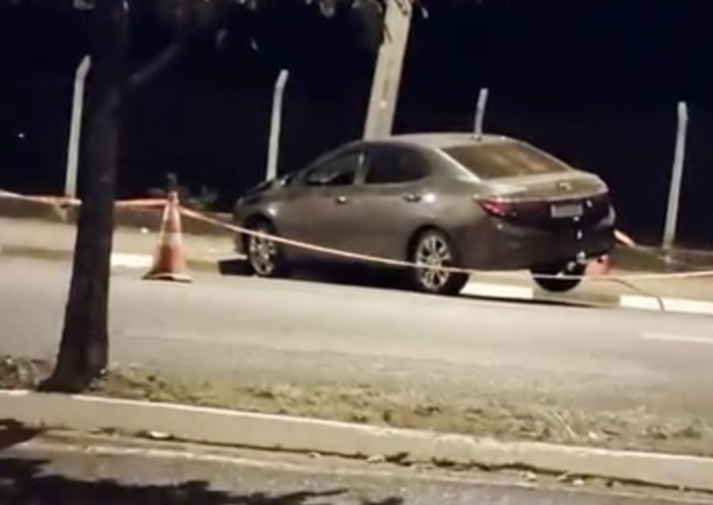 Motorista bate carro em poste na avenida Eufrásia Monteiro Petráglia