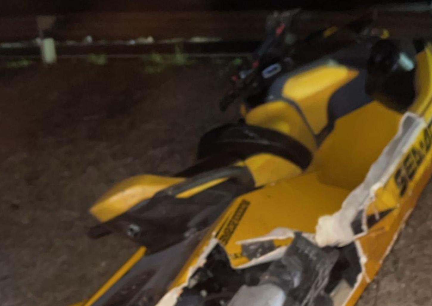 Motorista cochila e bate em carro que transportava moto aquática