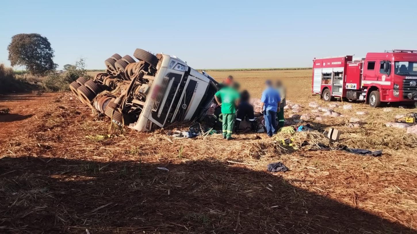 Motorista morre após caminhão capotar em rodovia de Miguelópolis